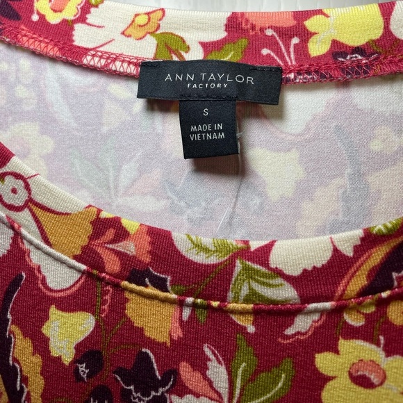 Ann Taylor Floral Top with flared short sleeves sz S - Picture 2 of 5